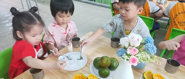 BÉ VẮT CAM – TỰ TAY LÀM, TỰ TAY THƯỞNG THỨC